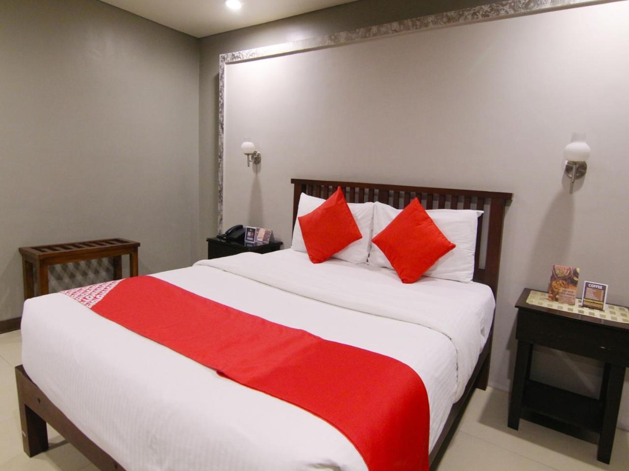 Oyo 103 Artina Suites Hotel Макати Экстерьер фото