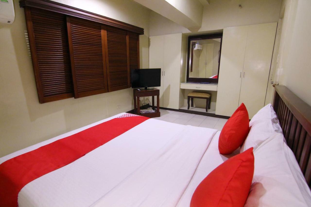 Oyo 103 Artina Suites Hotel Макати Экстерьер фото