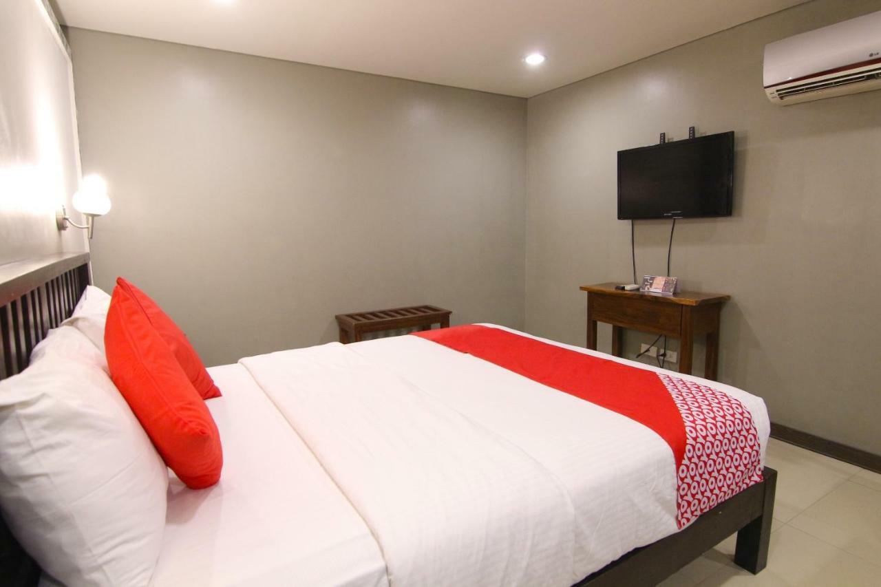 Oyo 103 Artina Suites Hotel Макати Экстерьер фото